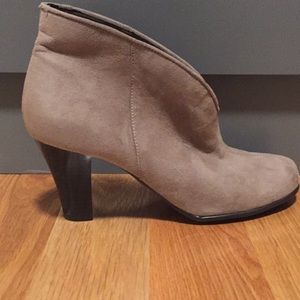 Aerosoles booties 9.5 taupe color